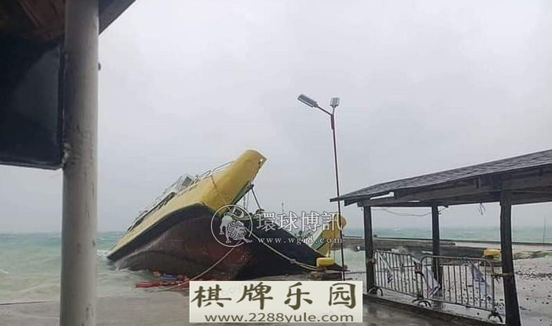受台风影响菲律宾未狮耶地区两艘船只倾覆沉没